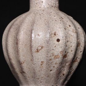 旧藏宋代哥窑花口瓶高36.8cm.宽18cm