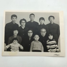 原中国地质科学院院长、地质部副部长邹家尤旧藏，1983年摄于北京风光照相馆，标准全家福合影照片一件