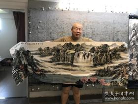 王本杰老师 合影作品
中国美术家协会会员 1963年生于山东博山，1986年毕业于山东轻工美术学校，2000年结业于中国美协中国画高研班，2003年就读于中国艺术研究院研究生班。现为中国美术家协会会员、中国工艺美术家协会会员、首都博物馆画院专职画家、北京墨彩画院副院长、民革中央画院画家、文化部全国青联委员、山东翰林画院院长、中国水墨研究院院士、广西师范大学客座教授、中国佛教艺术家协会展览部部长。