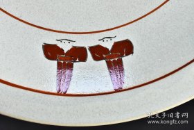 奈良絵 大盐昭山作 《日本赤肤烧传统工艺陶瓷器》饰皿原盒一件 未使用 开片 样式精美 背面有款 尺寸：26.5*26.5*4.5cm 赤肤烧是指以奈良县奈良市赤肤町为中心的西京丘陵一带窑厂生产的陶器。绘图以御伽草子等庶民题材为主。顺丰快递，邮费贵点。
