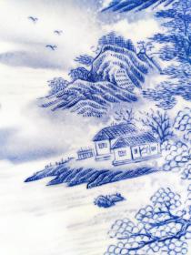 马小英，女，高级陶瓷工艺美术师，1975年生于“瓷都”景德镇陶瓷世家，1996年毕业于景德镇陶瓷美术学院美术系。现为江西省工艺美术学会陶瓷艺术专业委员会委员，景德镇市陶瓷美术家协会会员。毕业后，一直从事陶瓷绘画创作工作。