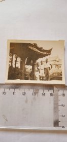 少见1948年南京金陵大学图书馆旁洪德庚留影老照片