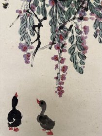 娄师白1942年毕业于辅仁大学美术系，专事绘画；生前为一级美术师，中国美协会员 ，中国画研究会理事、副会长，中国国际书画艺术研究院研究员，燕京书画社顾问，中国书画函授大学名誉教授，北京人民对外友协理事，北京市政协委员；他全面继承齐白石艺术技法特色，并有所创新，画作简练中有种生机勃勃的感觉，尤以画小鸭子著称；在艺术界有这样的说法：齐白石的虾，徐悲鸿的马，李可染的牛，黄胄的驴，娄师白的小鸭子。