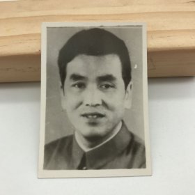 航空航天事业名家影像：时任航天部风华机器厂厂长吴民展（1939-）签名照片一枚（照片为八十年代供出版使用，背面有亲笔签名）