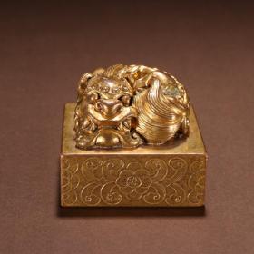 清代 铜鎏金狮子钮印章。规格：高4.5㎝宽5.3㎝重721g
