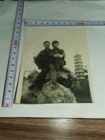 老照片---大尺寸！《翘腿坐在假山上的夫妻合影》！