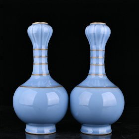 清乾隆天青釉描金蒜头对瓶规格27.5*13cm