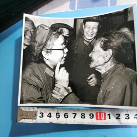 电影演员田华同志和群众亲切交谈黑白6寸照片一张。