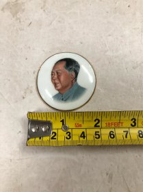 六七十年代 毛主席像瓷像章 1枚（直径：4.7cm 瓷质）背面；广东恩平【背面边角有一处轻微小磕碰】