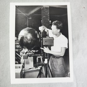 北京天文馆附属工厂在研制新型天象仪 五十年代老照片 尺幅10.8*8.3cm