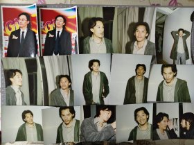 张震照片46张合售.均是当代歌坛早期杂志社原版5寸老照片，实物拍摄有现货，要了可以直接下单。 抽12－1－012