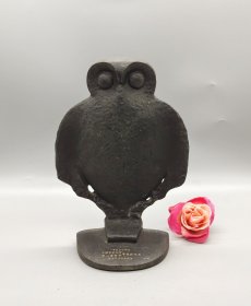 日本南部铁器猫头鹰书立，平成20年交通安全表彰纪念品。造型呆萌可爱，双目圆睁，站姿挺拔，铁器特有的厚重质感。品相完好，应该有一对，但是只有一个了。当个摆件也挺好。长11厘米，宽5厘米，高16厘米。