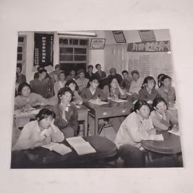 裁剪图片二张(约16开+略小于16开，拍前看好，介意勿拍)