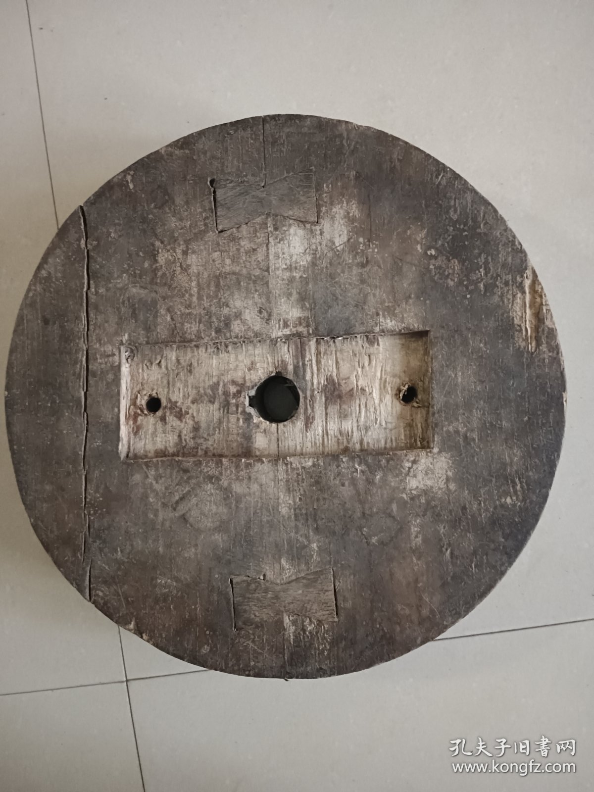 老圆形木头 可当茶座 摆件座 直径30厚度5.7 重1.5公斤左右 背面有榫卯固定 中心有孔