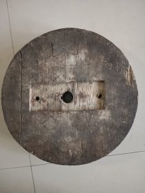 老圆形木头 可当茶座 摆件座 直径30厚度5.7 重1.5公斤左右 背面有榫卯固定 中心有孔
