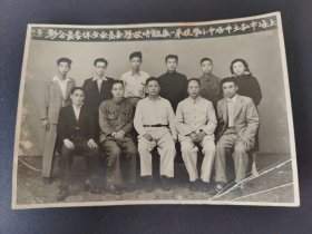 上海市私立中培中小学校第一届临时教务委员会全体委员合影1951年7月1日。