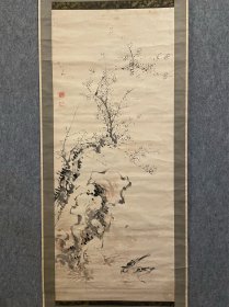 古筆赏石梅鸟图【浦上春琴】1779-1846，江戶時期大畫家浦上玉堂之長子，又名選，通姓紀，字伯舉，別號較多，常用春琴居士。寬正六年 (1794) ，日本推行寬政異學的禁令，浦上玉堂因為研究陽明學說的關係，恐怕有危險，於是脫離藩主，帶著春琴與秋琴兩子遍遊各地名勝、寫生、並研究以及臨摹古畫蹟等。後定居京都，與賴山陽等文化人交往密切