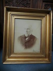 【铁牍精舍】【老照片】【相框1】四次担任英国首相的W.E.Gladstone1888年签名原照，照片尺寸24.3X18.3cm

威廉·尤尔特·格莱斯顿，（William Ewart Gladstone；1809年12月29日—1898年5月19日），英国自由党政治家。在长达60多年的职业生涯中，他担任英国首相长达12年，从1868年开始一直任期至1894年，任期四届。他还四次担任财政大臣。