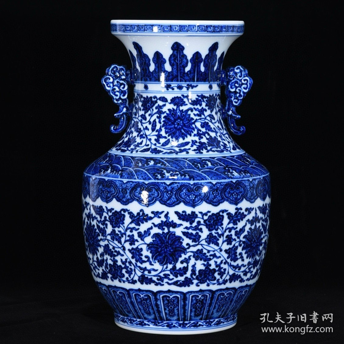 清乾隆青花缠枝莲纹双耳瓶，高37厘米，直径23厘米