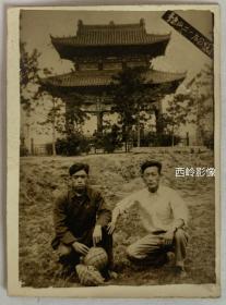 【老照片】1950年代在鞍山二一九公园合影留念 （背后的亭子现在还在吗？）— 【辽宁鞍山地区影像史料】