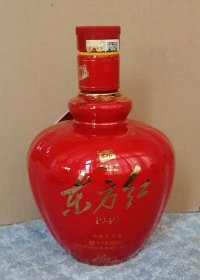旧的空酒瓶，东方红红釉酒瓶高18厘米一斤装，原物拍照ee