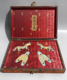 御制漆器盒内放青铜钱币
漆器盒尺寸：35x24x7cm
尺寸：13x5cm 
尺寸：11x6cm