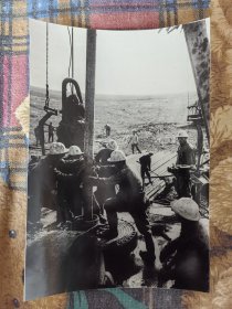 1960年起我国石油工人在千里冰封的松嫩平原开发大庆油田，使我国摘掉了贫油国的帽子，实现了石油自给。