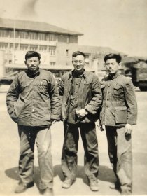 建国早期上海老照片三个男子在闸北工人俱乐部前合影