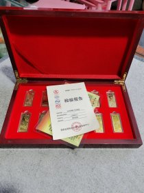 抗战胜利70周年纪念金条一套12条全（2014年）大气有档次，上海造币厂制，带证书和编号，限量发行 5000套，12条分别雕刻台儿庄会战、常德会战、武汉会战、卢沟桥事变等12种不同内容，每枚长宽3.8*1.5厘米，背后有5gAu9999字，都有透明盒装，全新，工艺精美，历史的见证，具有极高的收藏价值！