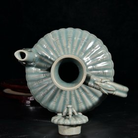 大宋高丽青瓷雕刻竹子高风亮节纹执壶
高23.3宽17厘米2