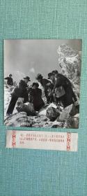 苏联专家杜达郁夫和卡晓尼柯夫帮助我国勘测铁路线 盖有中苏友好图片供应社章 照片22.7厘米宽20厘米.