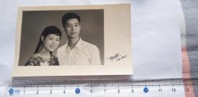 1963年夫妻合影黑白照片。