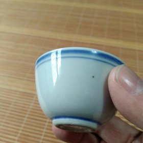 晚清民国民窑青白釉手绘青花蓝边小茶杯，这七个是一起的，内底都刻了一个“人”字，除了一个有冲线别的都保存完好无冲无磕，口径6.2公分左右。