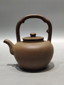 老珍藏，《时大彬》底款，提梁老紫砂壶一把，保存完整，收藏的佳品。