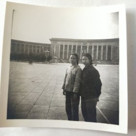 两姐妹在天门广场前合影留念照片