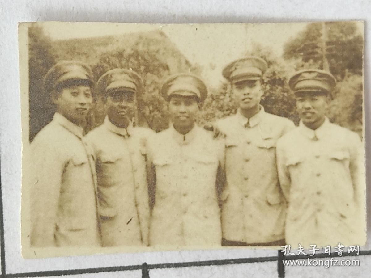 50年代中国人民解放军五位帅哥空军着50式军装照片(50年代空军张惠茵相册)