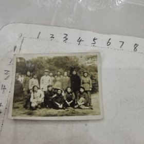 中南区保育院保健处全体男女军人“医师节”武昌合影/多名女军人两名男军人