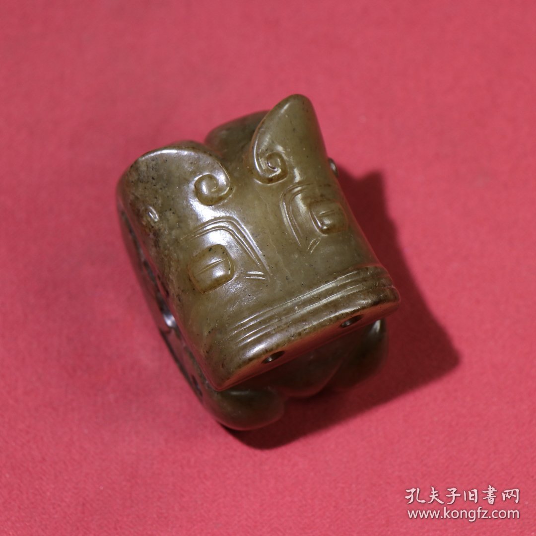 旧藏和田玉商周时期熟坑猪龙把件