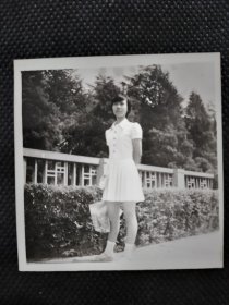 1970年代《老照片》穿白连衣裙美女