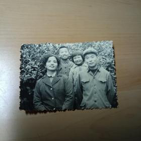 老照片–一家四口合影（一个男孩，一个女孩）