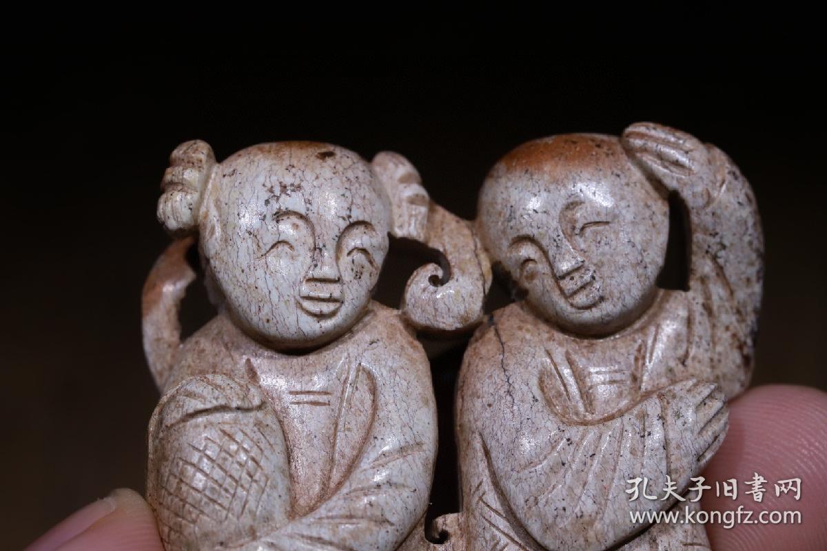 点击查看原图 回流 舊藏和田玉“和合二仙” 藏品规格;长5.7公分 宽1公分 高5.9公分 重51克 .藏品介绍:火烧玉质,莹润起光,包浆浑厚,镂空透雕,和合二仙,双面刻工,手持宝盒,眉开眼笑,米字纹理,收藏俱佳。