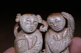 回流 舊藏和田玉“和合二仙” 藏品规格;长5.7公分 宽1公分 高5.9公分 重51克 .藏品介绍:火烧玉质,莹润起光,包浆浑厚,镂空透雕,和合二仙,双面刻工,手持宝盒,眉开眼笑,米字纹理,收藏俱佳。