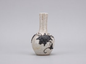 哥窑雕瓷天球瓶