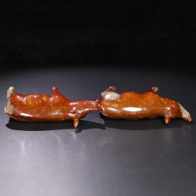 旧藏 和田玉猪一对，玉质细腻油润，包浆老道，尺寸 长 13厘米，宽 4厘米，高 6.8厘米，总重 662.5克