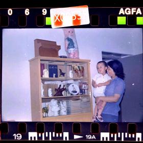 【老底片】八十年代中期家庭影像535，书柜，135彩色负片底片一张