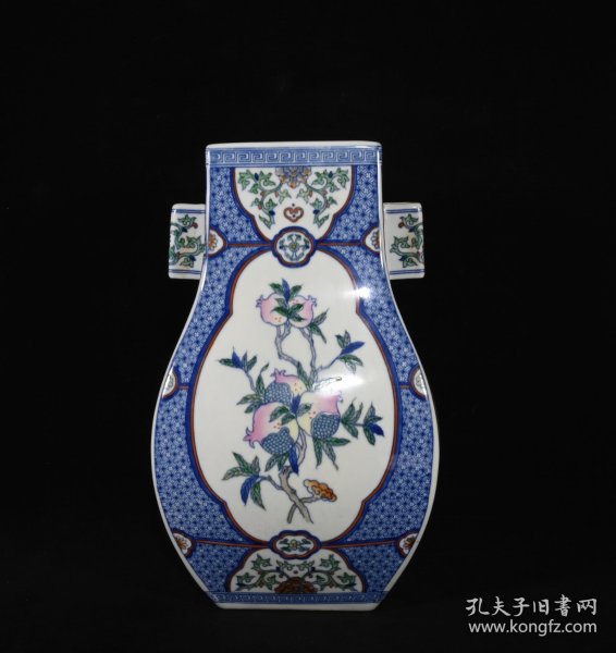 斗彩福寿纹贯耳方尊，高33×19.5厘米