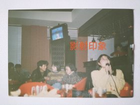九十年代漂亮的女孩在酒吧唱歌照片(2)