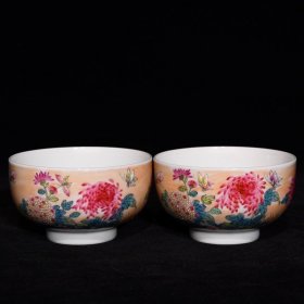 雍正珐琅彩花蝶纹杯，高4.9cm口径8.4cm，