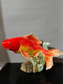 石湾瓷好运锦鲤 尺寸：长47厘米宽28厘米高34厘米