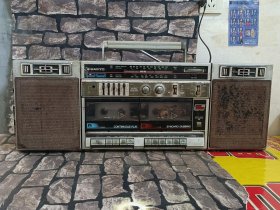 下乡收到日本三洋收录机一台，收音机正常使用，录音机夹磁带，品相如图，尺寸61/11.5/13厘米，包老保真